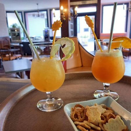 Logis Hotel Restaurant Des Voyageurs Pont-de-Salars ภายนอก รูปภาพ