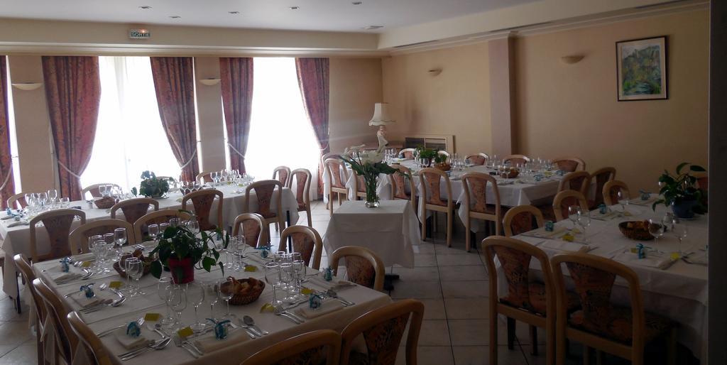 Logis Hotel Restaurant Des Voyageurs Pont-de-Salars ภายนอก รูปภาพ