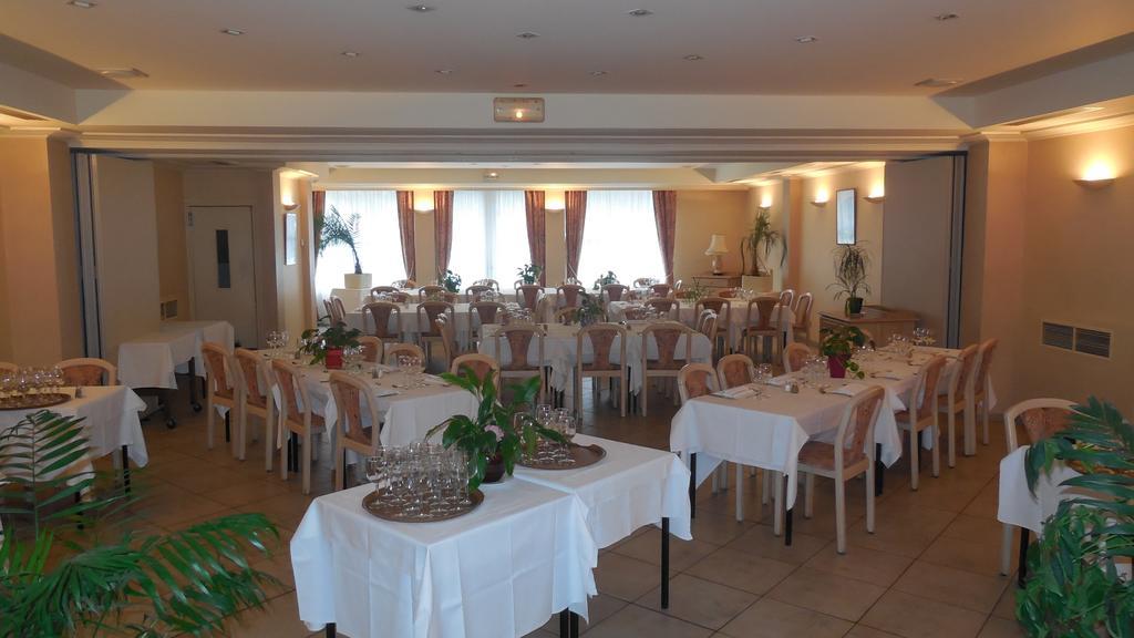 Logis Hotel Restaurant Des Voyageurs Pont-de-Salars ภายนอก รูปภาพ
