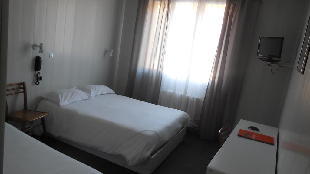 Logis Hotel Restaurant Des Voyageurs Pont-de-Salars ภายนอก รูปภาพ