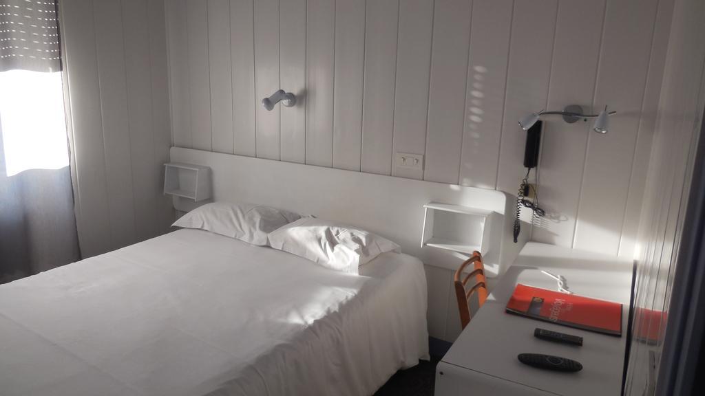 Logis Hotel Restaurant Des Voyageurs Pont-de-Salars ภายนอก รูปภาพ
