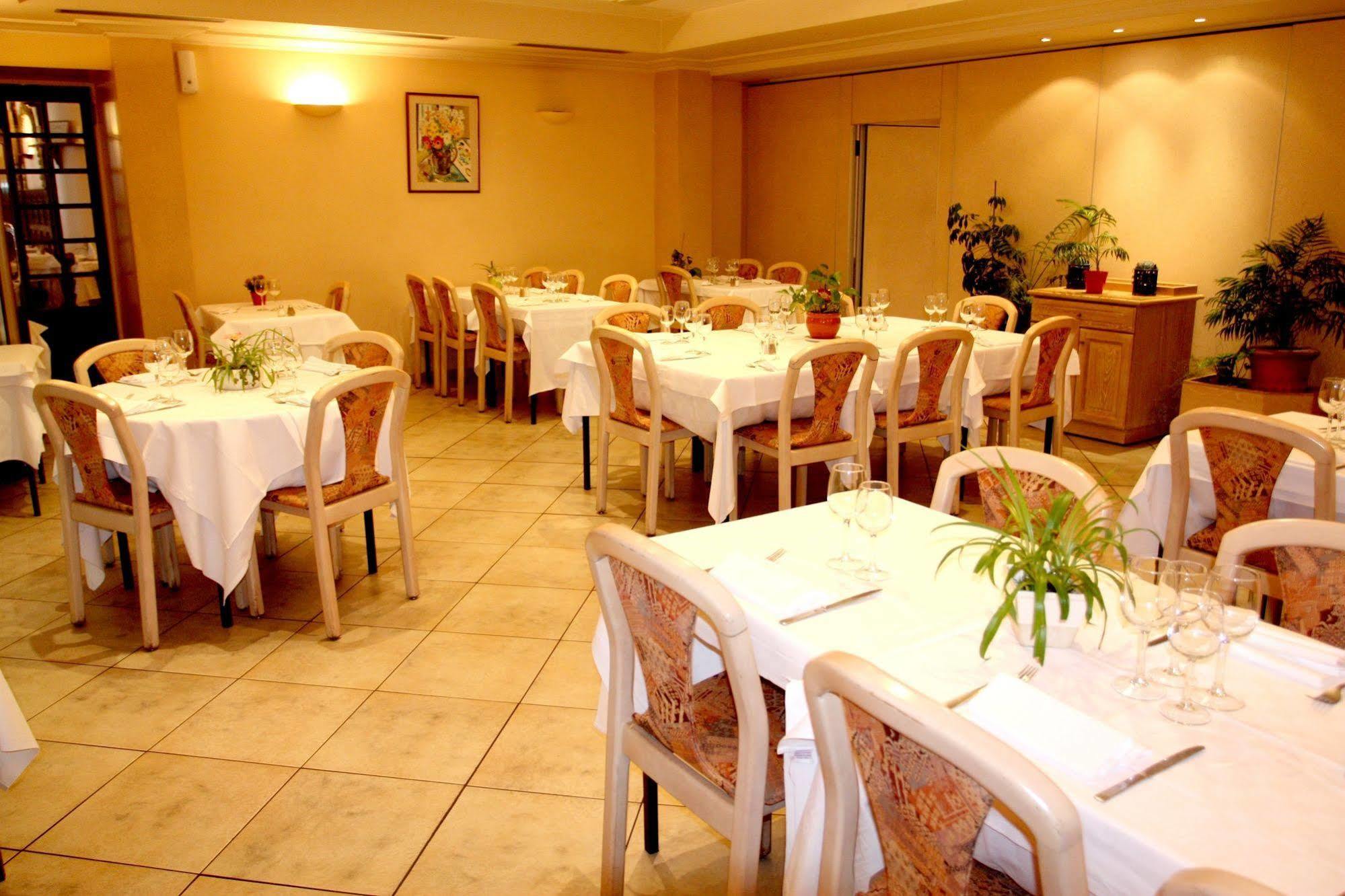 Logis Hotel Restaurant Des Voyageurs Pont-de-Salars ภายนอก รูปภาพ