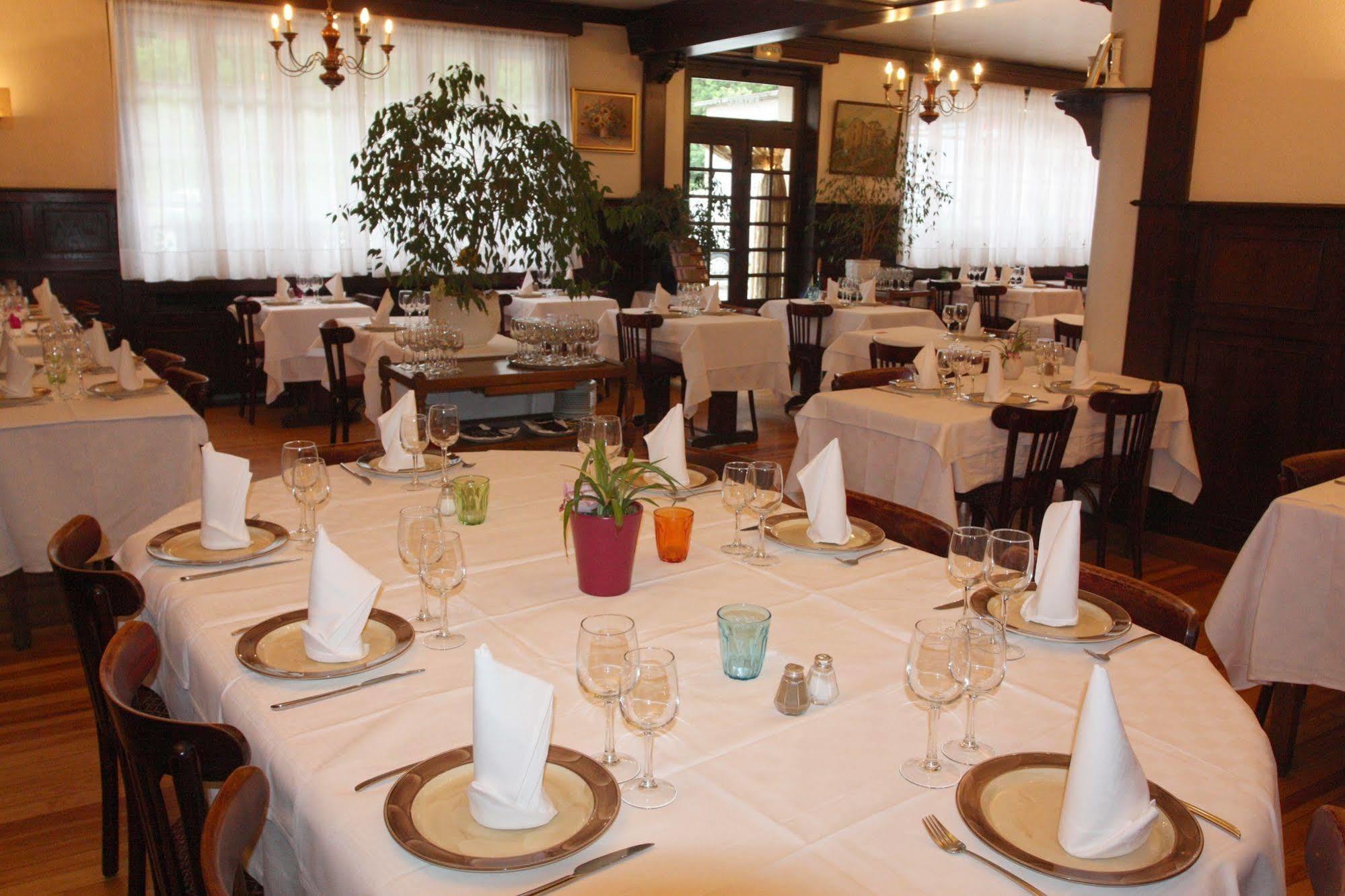 Logis Hotel Restaurant Des Voyageurs Pont-de-Salars ภายนอก รูปภาพ