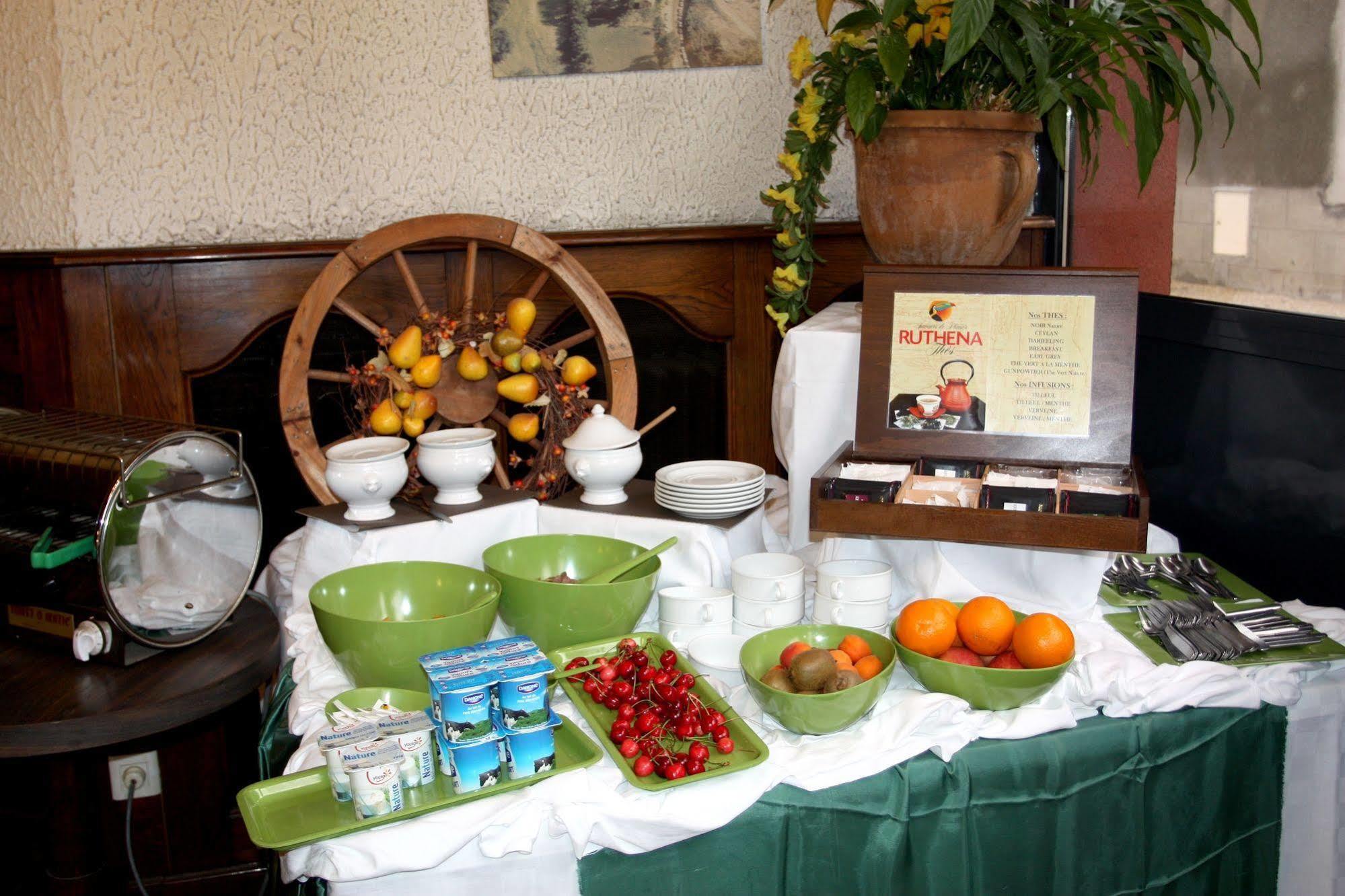 Logis Hotel Restaurant Des Voyageurs Pont-de-Salars ภายนอก รูปภาพ