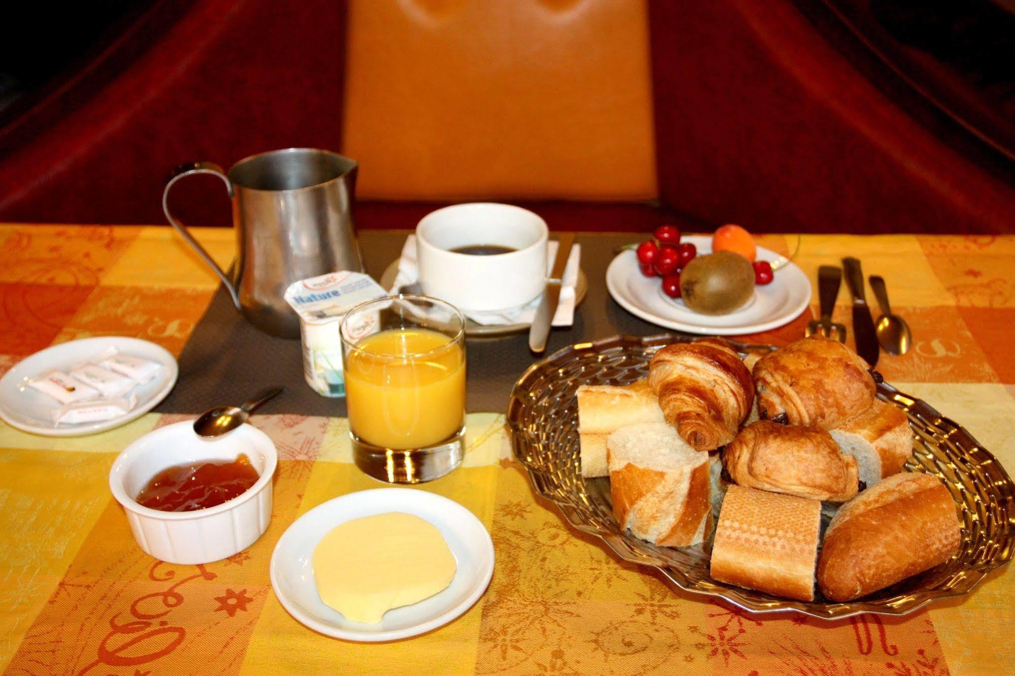 Logis Hotel Restaurant Des Voyageurs Pont-de-Salars ภายนอก รูปภาพ