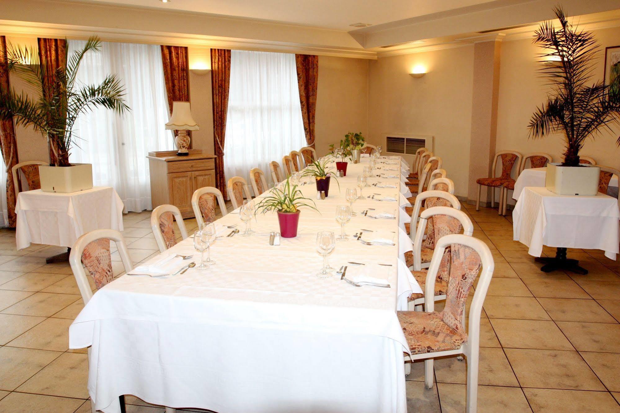 Logis Hotel Restaurant Des Voyageurs Pont-de-Salars ภายนอก รูปภาพ