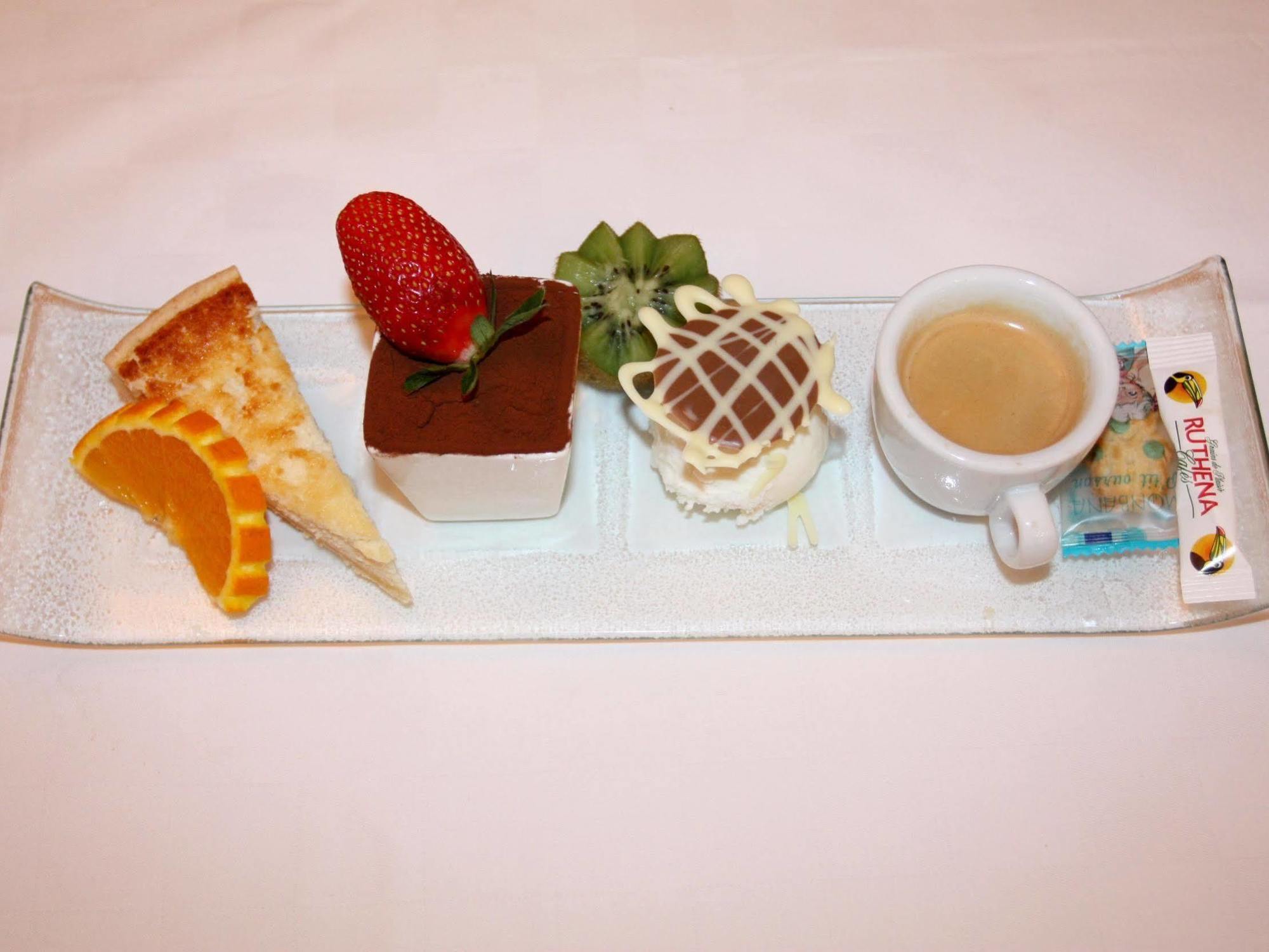 Logis Hotel Restaurant Des Voyageurs Pont-de-Salars ภายนอก รูปภาพ