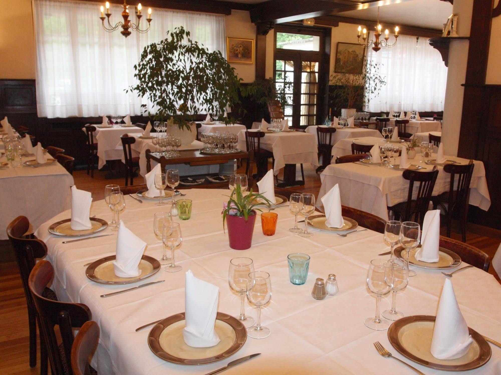Logis Hotel Restaurant Des Voyageurs Pont-de-Salars ภายนอก รูปภาพ