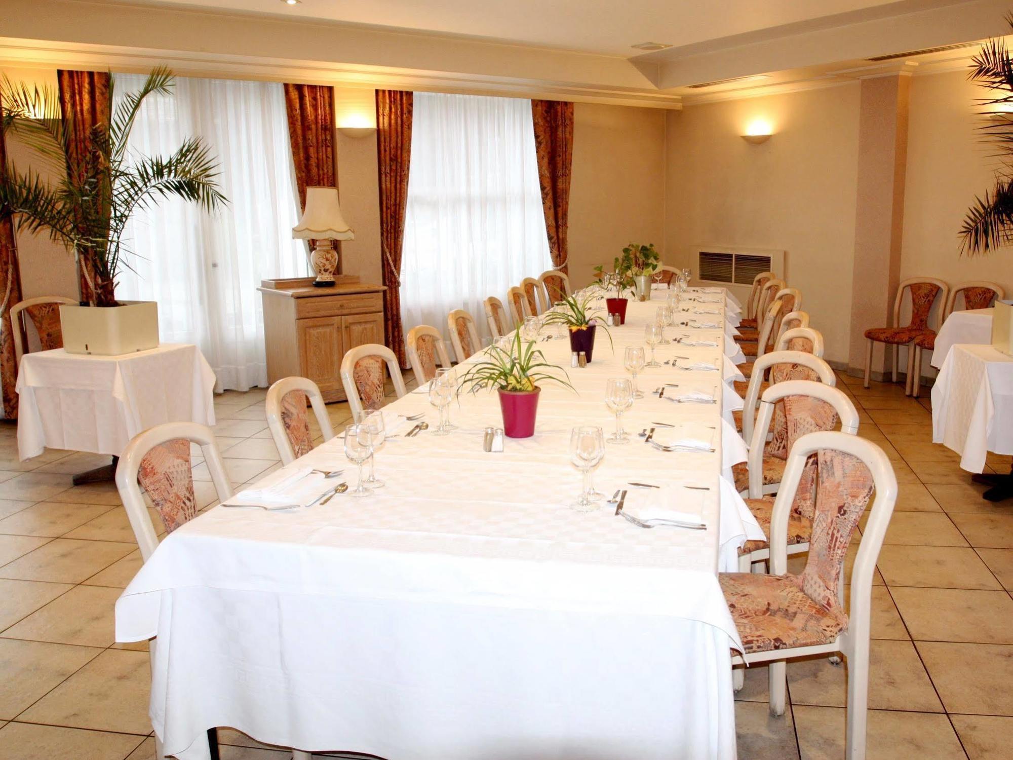 Logis Hotel Restaurant Des Voyageurs Pont-de-Salars ภายนอก รูปภาพ
