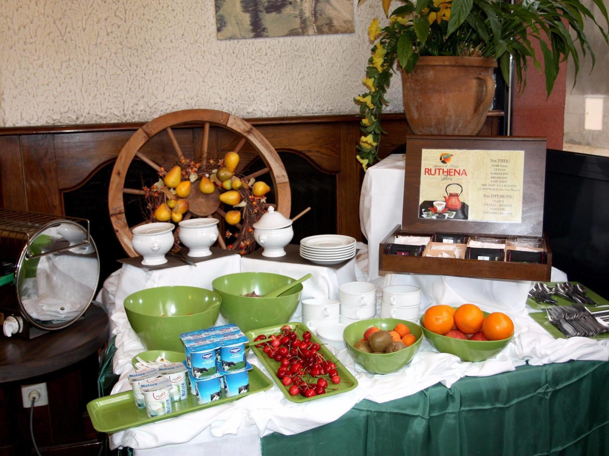 Logis Hotel Restaurant Des Voyageurs Pont-de-Salars ภายนอก รูปภาพ