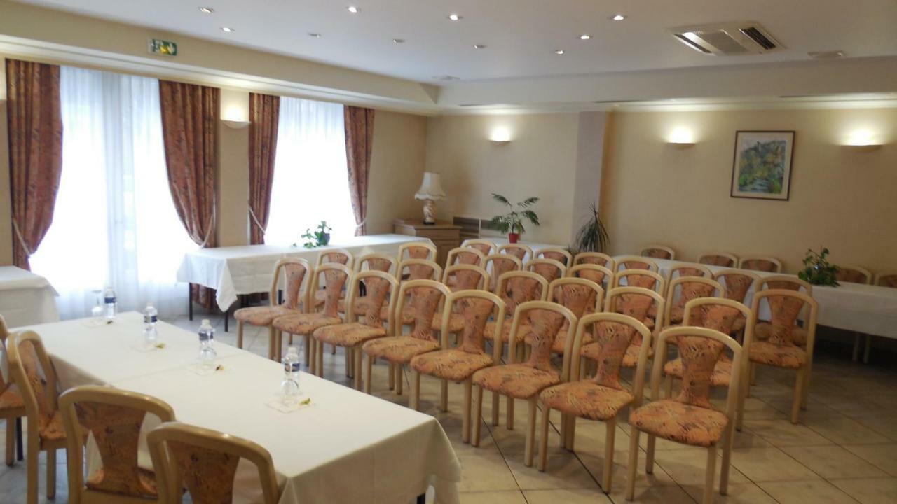 Logis Hotel Restaurant Des Voyageurs Pont-de-Salars ภายนอก รูปภาพ